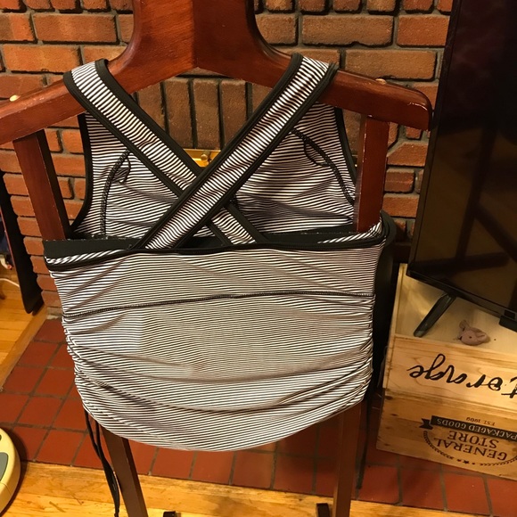 Like new Gap padded gym top size L - Picture 3 of 3